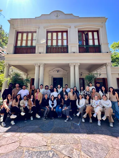 Fran y Abigail con su grupo en el Instituto Bíblico de Río de la Plata